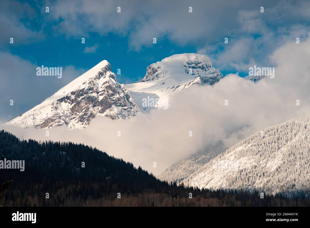 Vue sur la chaîne de montagnes Three Sisters, prise de Fernie, en Colombie-Britannique, Canada. Banque D'Images