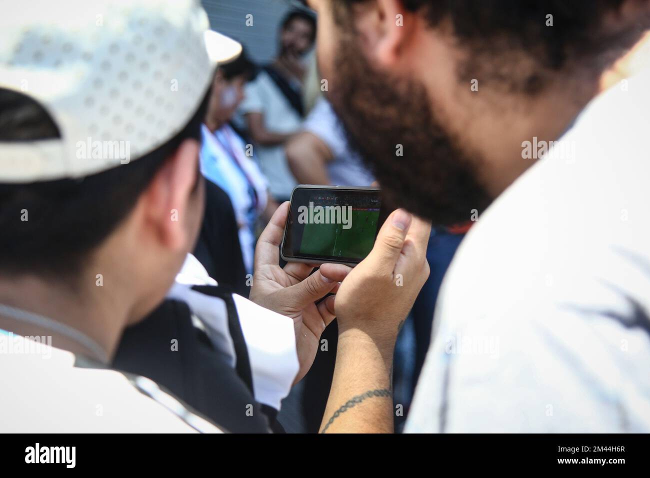 Buenos Aires, Argentine. 18th décembre 2022. Argentine fans regardant le match sur un téléphone portable dans la victoire contre la France, pour la finale de la coupe du monde Qatar 2022. Score final: Argentine 4 - 2 France (photo de Roberto Tuero/SOPA Images/Sipa USA) crédit: SIPA USA/Alay Live News Banque D'Images