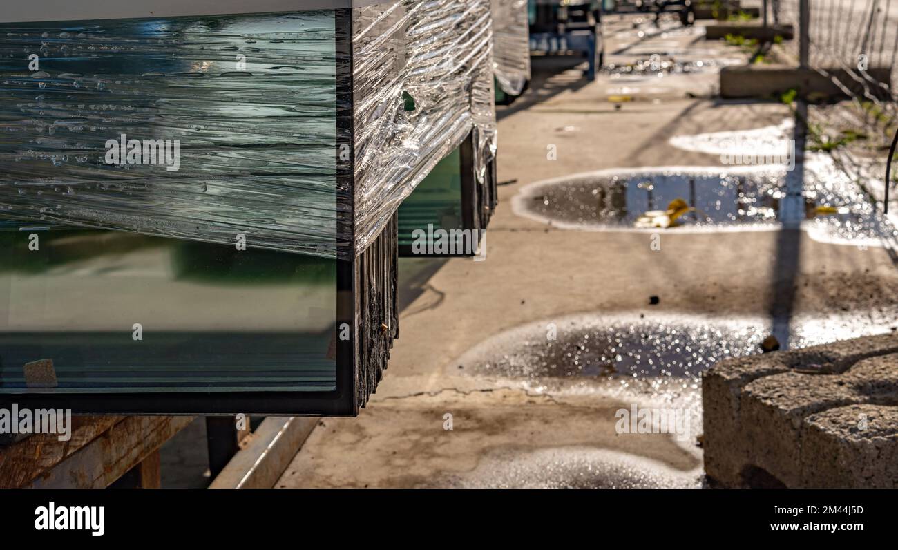 Gros plan de nouvelles fenêtres métalliques, prêtes à être installées sur un chantier de construction Banque D'Images