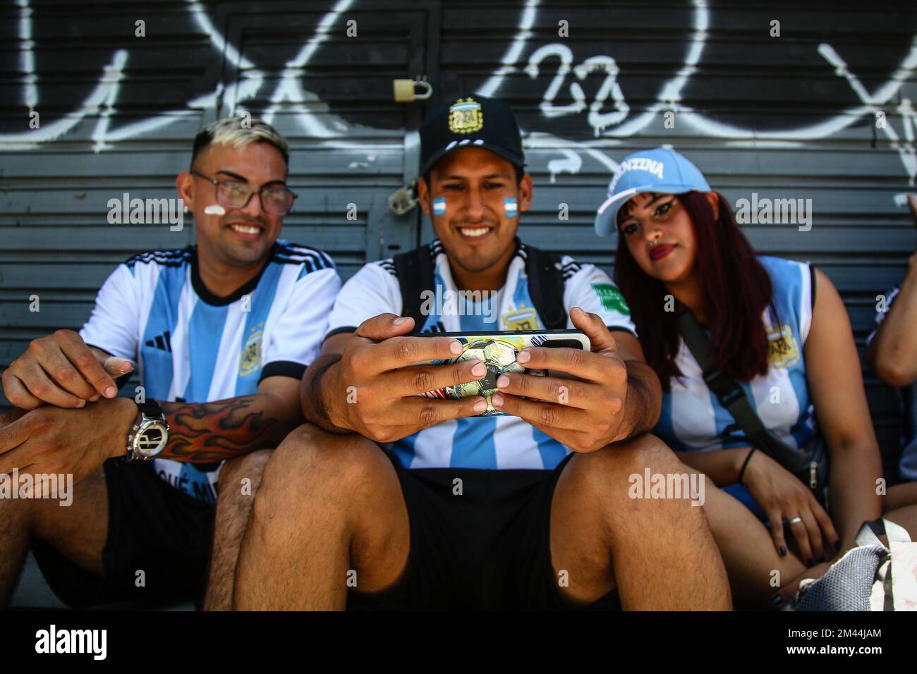 Buenos Aires, Argentine. 18th décembre 2022. Argentine fans regardant le match sur un téléphone portable dans la victoire contre la France, pour la finale de la coupe du monde Qatar 2022. Note finale: Argentine 4 - 2 France (Credit image: © Roberto Tuero/SOPA Images via ZUMA Press Wire) Banque D'Images