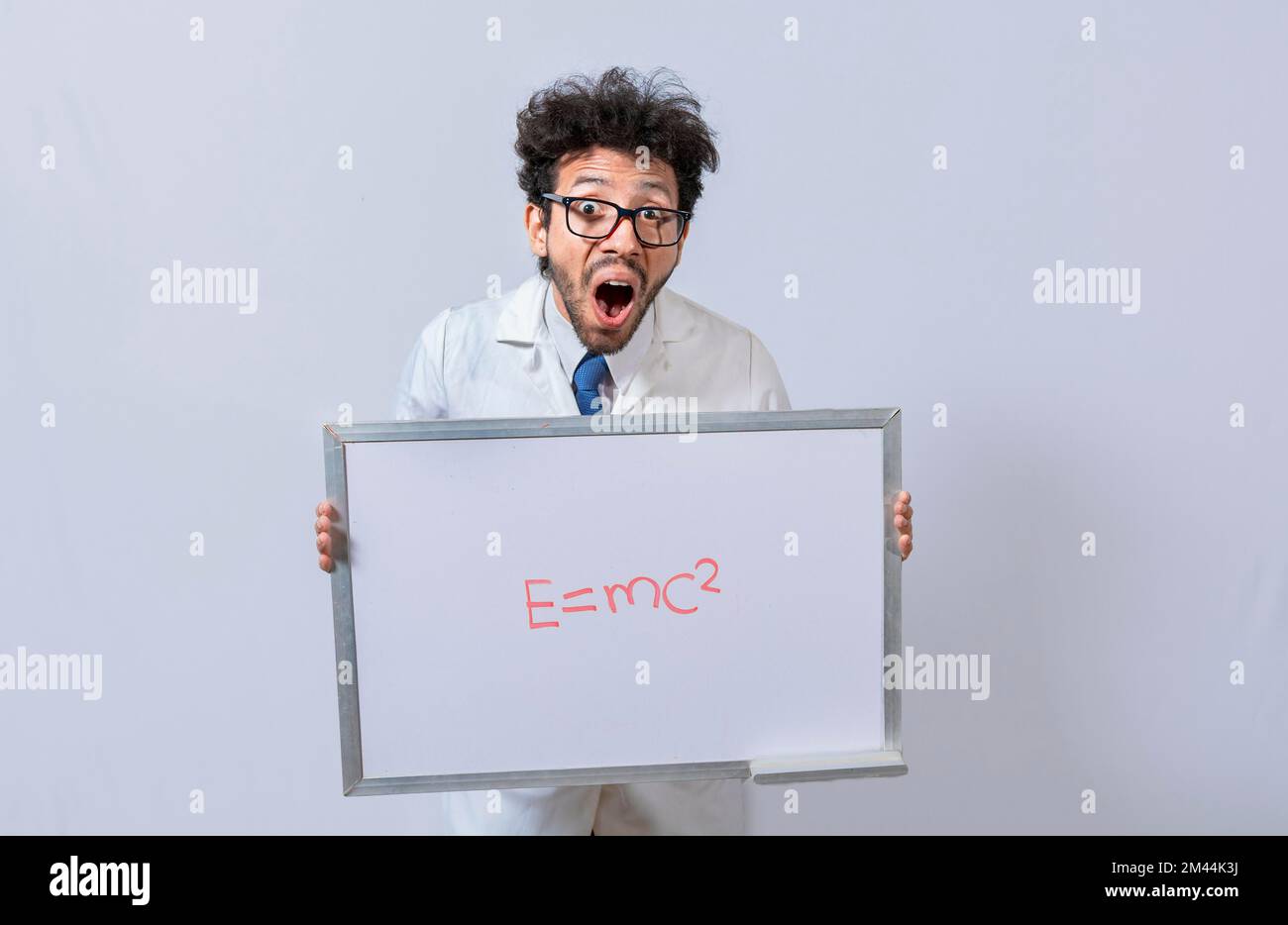 Un scientifique tient et pointe vers un tableau blanc avec une formule mathématique. Scientifique montrant le tableau noir avec une équation mathématique, professeur de physique Banque D'Images
