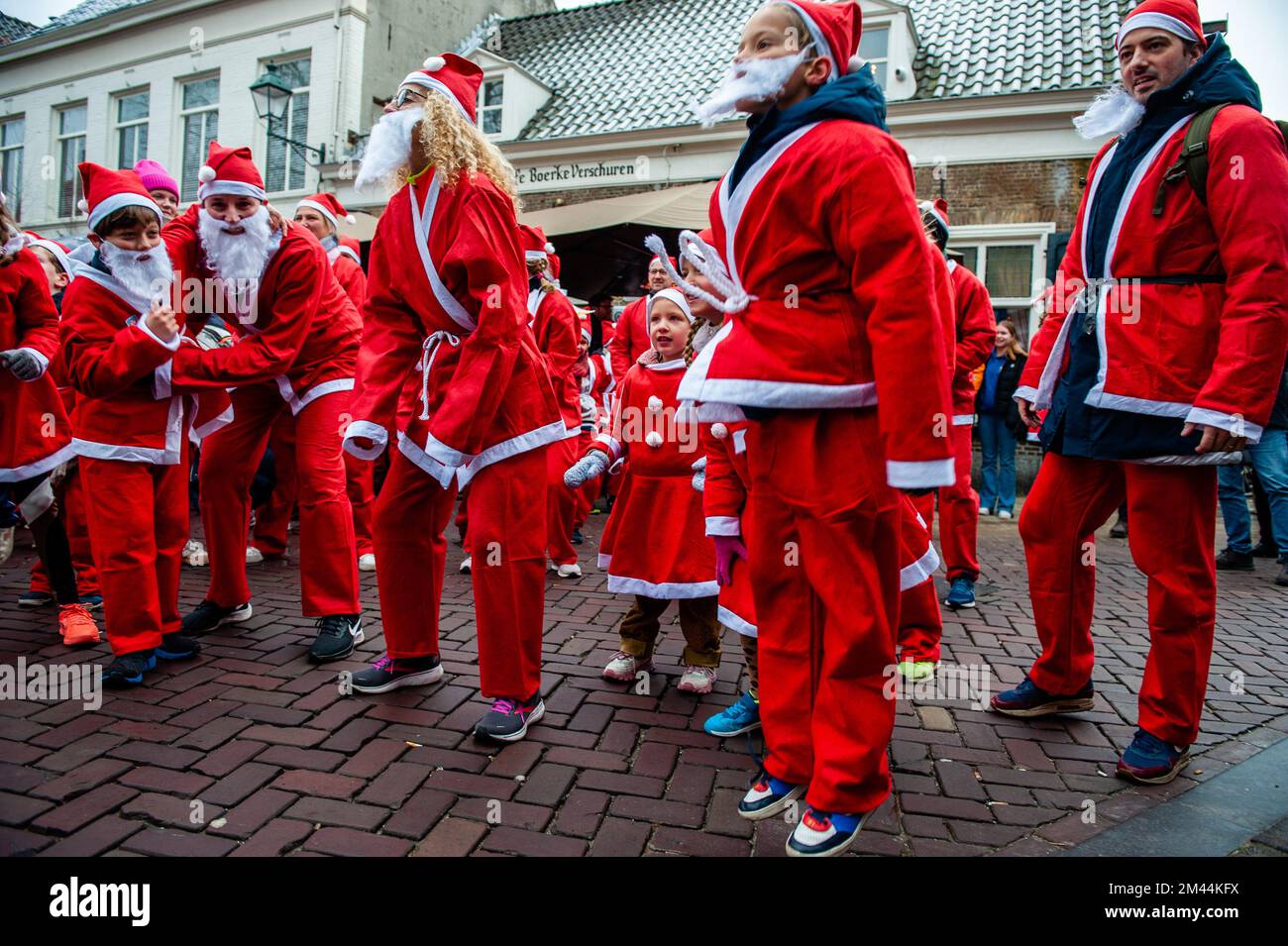 Breda, pays-Bas. 18th décembre 2022. On voit des gens sauter tout en portant des costumes de Santa pendant un réchauffement. De nombreuses villes du monde entier accueillent de nos jours les événements du Santa Run. Dans la ville néerlandaise de Breda, deux cents personnes, dont les parents et leurs enfants, ont couru en costumes du Père Noël à environ 3 km pendant la course du Père Noël. L'événement annuel était organisé par la fondation 'Rotary Santa Run'. L'événement a soulevé au moins 8.000â‚€ pour deux associations caritatives locales, 'Youth Breakfast Breda Foundation' et la fondation 'Het Bonte Perdje' qui vise à offrir aux jeunes handicapés Banque D'Images