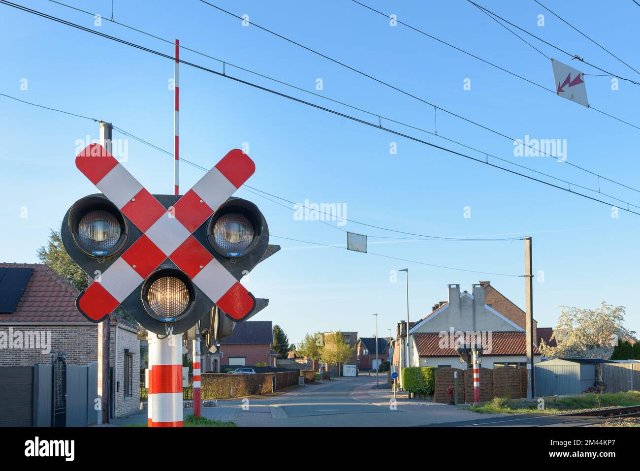 Sémaphore sur le passage à niveau. Panneau d'avertissement sur la proximité d'un passage à niveau. Banque D'Images