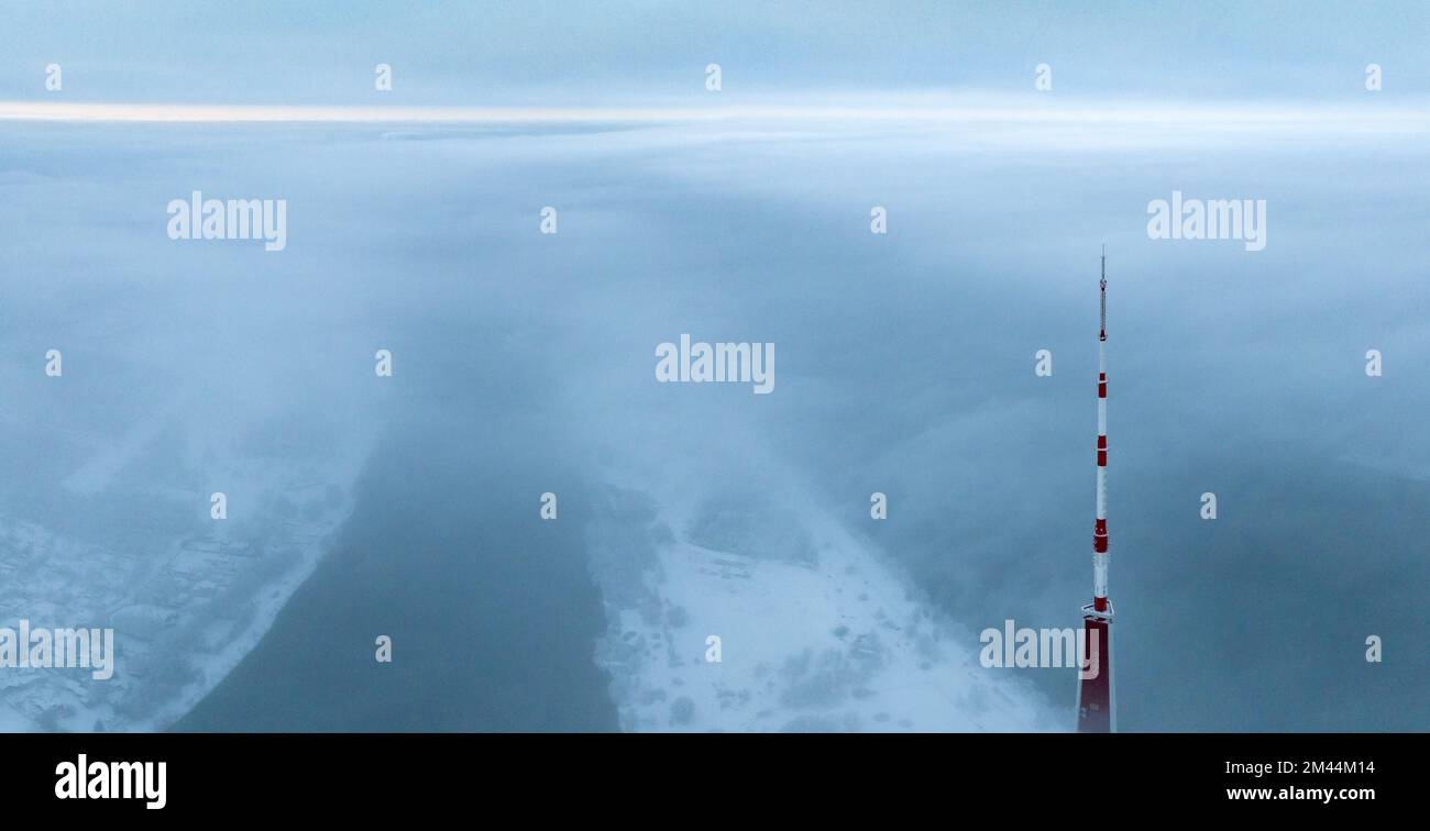 Vue de dessus du drone aérien de la tour de télévision de Riga en Lettonie. Banque D'Images