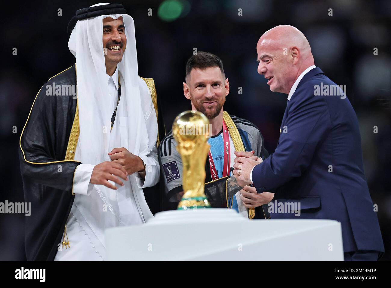 Doha, Qatar. 18th décembre 2022. Lionel Messi, de l'Argentine, reçoit la coupe de la FIFA, de Gianni Infantino, président de la FIFA et de l'émir du Qatar Sheik Tamim bin Hamad Al Thani après le match entre l'Argentine et la France, pour la finale de la coupe du monde de la FIFA Qatar 2022, au stade Lusail, ce dimanche 18th. Photo: Heuler Andrey/DiaEsportivo 30761 (Heuler Andrey/SPP) crédit: SPP Sport Press photo. /Alamy Live News Banque D'Images