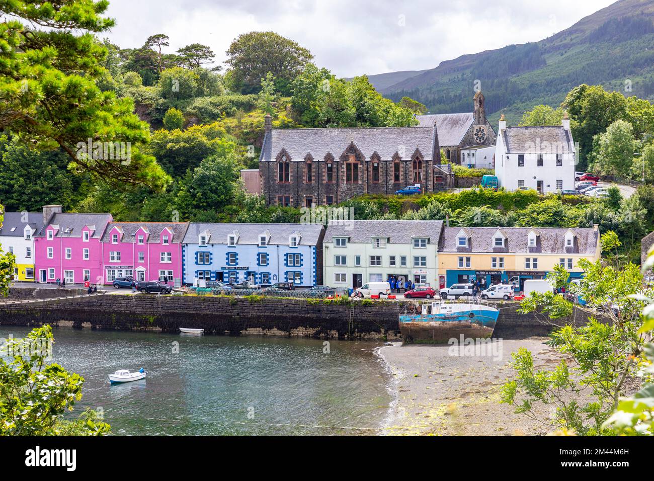 Portree Isle of Skye bâtiments aux couleurs vives autour du port de Portree, Isle of Skye, Écosse, Royaume-Uni, été 2022 Banque D'Images
