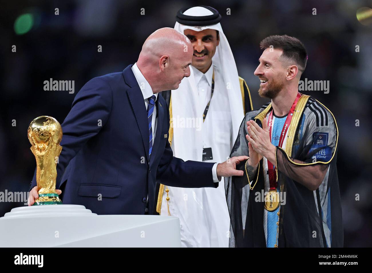 Doha, Qatar. 18th décembre 2022. Lionel Messi, de l'Argentine, reçoit la coupe de la FIFA, de Gianni Infantino, président de la FIFA et de l'émir du Qatar Sheik Tamim bin Hamad Al Thani après le match entre l'Argentine et la France, pour la finale de la coupe du monde de la FIFA Qatar 2022, au stade Lusail, ce dimanche 18th. Photo: Heuler Andrey/DiaEsportivo 30761 (Heuler Andrey/SPP) crédit: SPP Sport Press photo. /Alamy Live News Banque D'Images