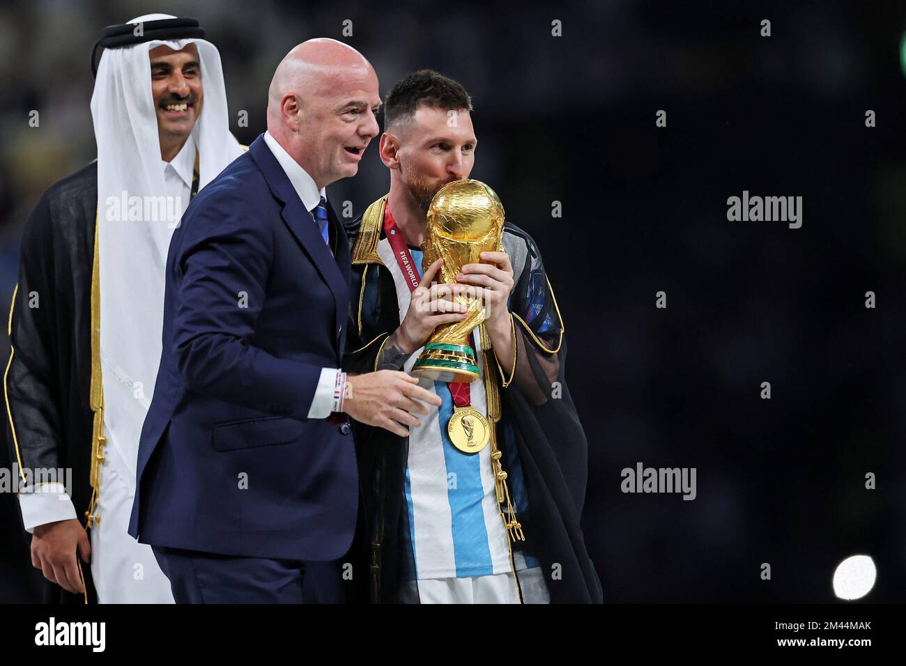 Doha, Qatar. 18th décembre 2022. Lionel Messi, de l'Argentine, reçoit la coupe de la FIFA, de Gianni Infantino, président de la FIFA et de l'émir du Qatar Sheik Tamim bin Hamad Al Thani après le match entre l'Argentine et la France, pour la finale de la coupe du monde de la FIFA Qatar 2022, au stade Lusail, ce dimanche 18th. Photo: Heuler Andrey/DiaEsportivo 30761 (Heuler Andrey/SPP) crédit: SPP Sport Press photo. /Alamy Live News Banque D'Images