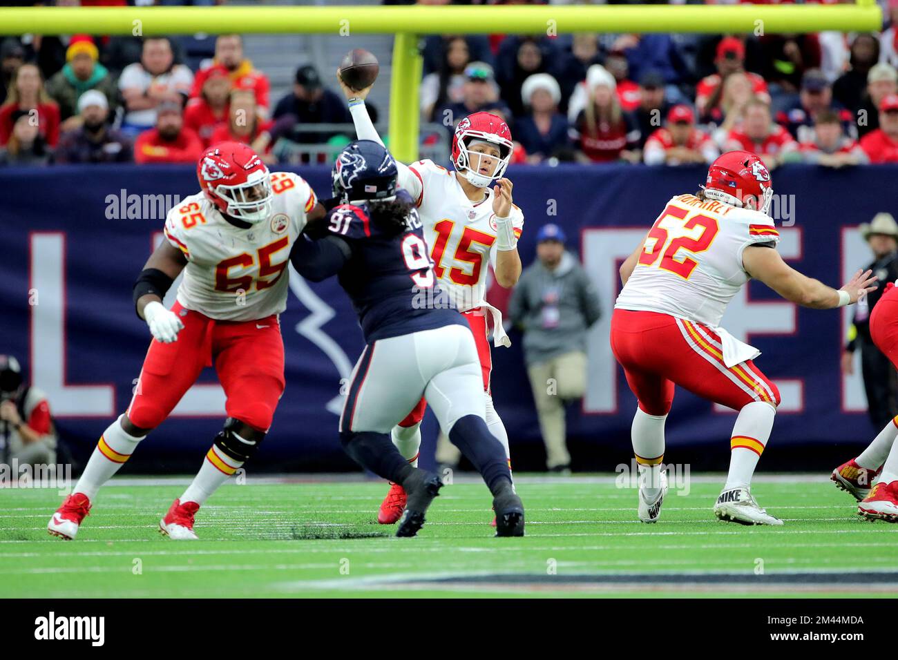 Houston, Texas, États-Unis. 18th décembre 2022. Le quartier des chefs de Kansas City Patrick Mahomes (15) passe au milieu du terrain pendant le quatrième quart entre les Texans de Houston et les chefs de Kansas City au stade NRG à Houston, au Texas, sur 18 décembre 2022. (Image de crédit : © Erik Williams/ZUMA Press Wire) Banque D'Images Houston, Texas, États-Unis. 18th décembre 2022. Le quartier des chefs de Kansas City Patrick Mahomes (15) passe au milieu du terrain pendant le quatrième quart entre les Texans de Houston et les chefs de Kansas City au stade NRG à Houston, au Texas, sur 18 décembre 2022. (Image de crédit : © Erik Williams/ZUMA Press Wire) Banque D'Images
