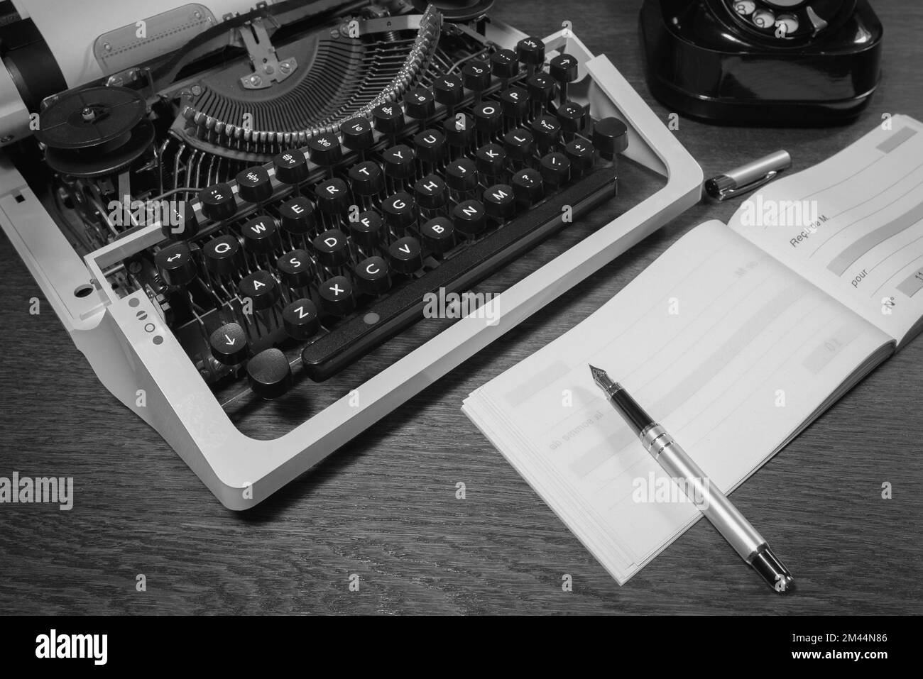 Vieux stylo à encre, machine à écrire, chéquier, ancien téléphone, . (Lettrage en français - reçu de m.. Pour) Noir et blanc Banque D'Images