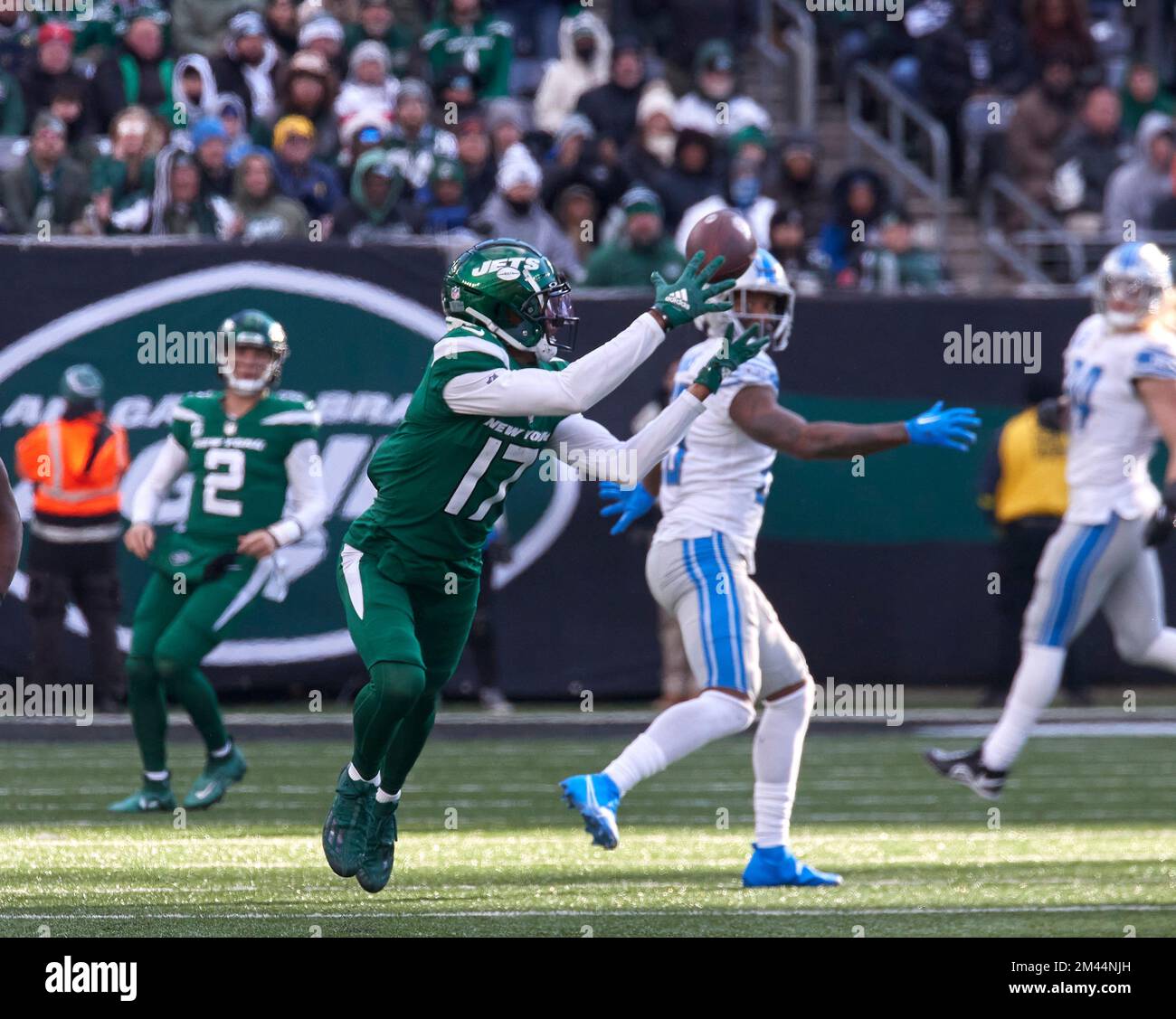 East Rutherford, NJ. 18/12/2022, New York Jets running back Zonovan Knight  (27) looks for running room during a NFL game against the Detroit Lions on  Sunday, Dec. 18, 2022 in East Rutherford