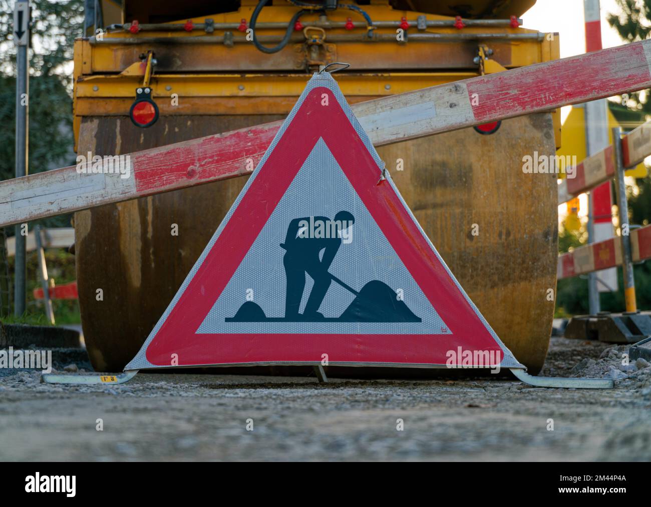 Panneau d'avertissement sur un chantier de construction, rouleau de route Banque D'Images