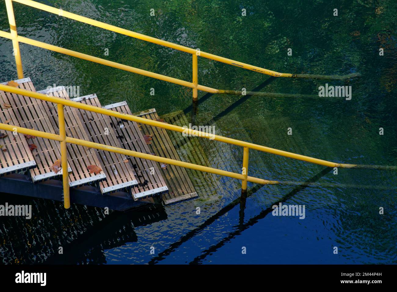 Escaliers avec feuilles d'automne dans le bain de rivière Banque D'Images