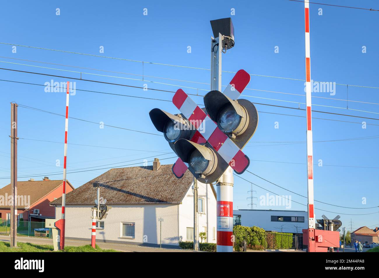 Sint-Truiden. Limbourg - Belgique. 17-04-2022. Sémaphore et barrière. Passage à niveau. Panneau d'avertissement sur la proximité d'un passage à niveau. Banque D'Images
