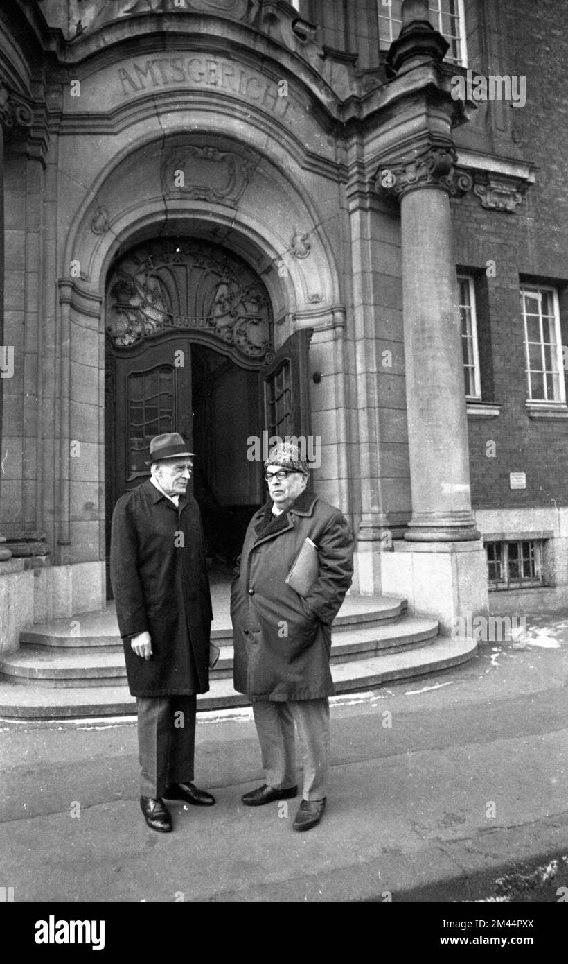 Max Reimann, président du KPD, et Wolfgang Vogel, avocat de la RDA, devant le tribunal de district de Düsseldorf en 1968, en Allemagne Banque D'Images