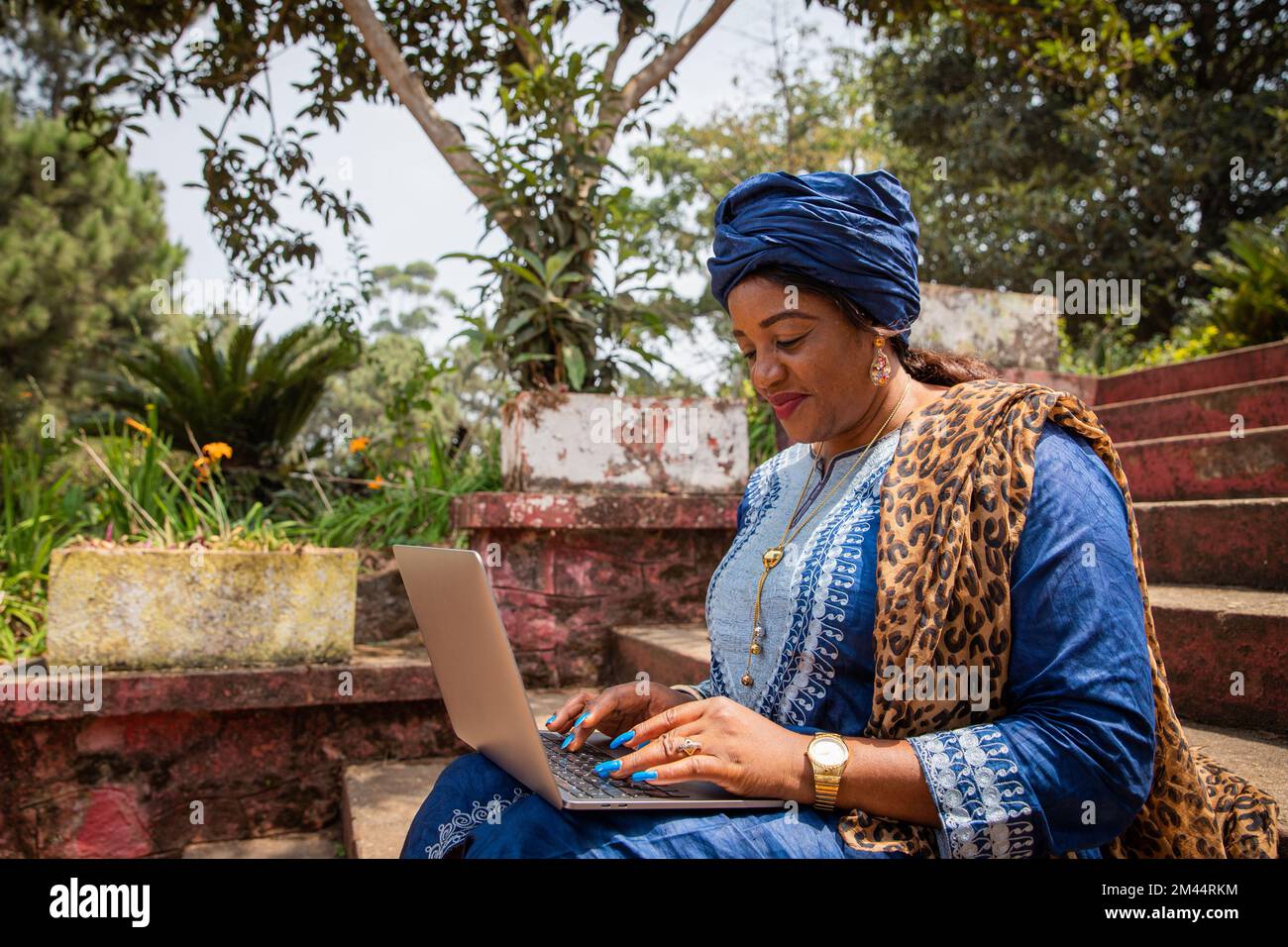 Une femme africaine travaille avec son ordinateur portable, une femme de 50 ans et de la technologie Banque D'Images