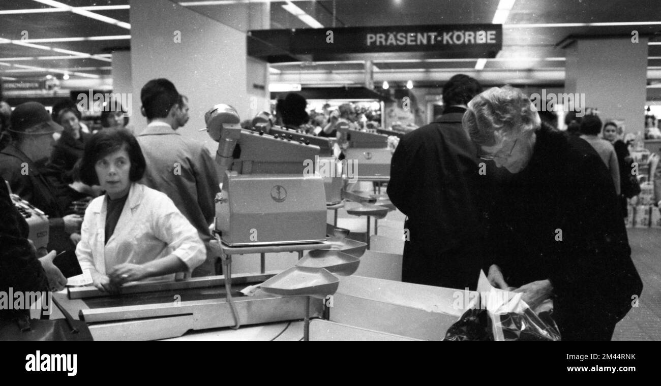 Le travail d'une femme au foyer et d'une mère magasiner pour les courses au supermarché et Aldi, ici sur 2. 4. 1965 dans la ville de Bochum, en Allemagne, dans la Ruhr Banque D'Images