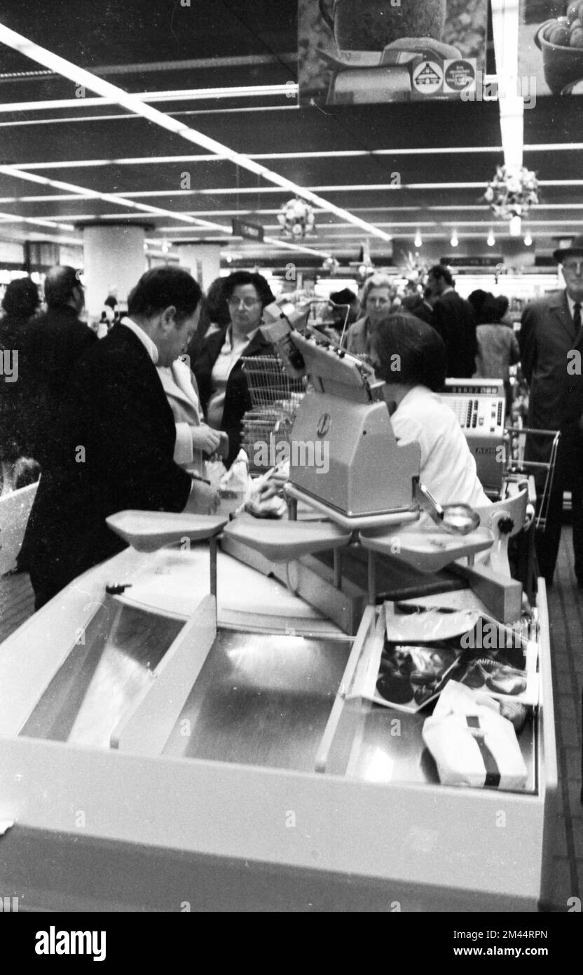 Le travail d'une femme au foyer et d'une mère magasiner pour les courses au supermarché et Aldi, ici sur 2. 4. 1965 dans la ville de Bochum, en Allemagne, dans la Ruhr Banque D'Images