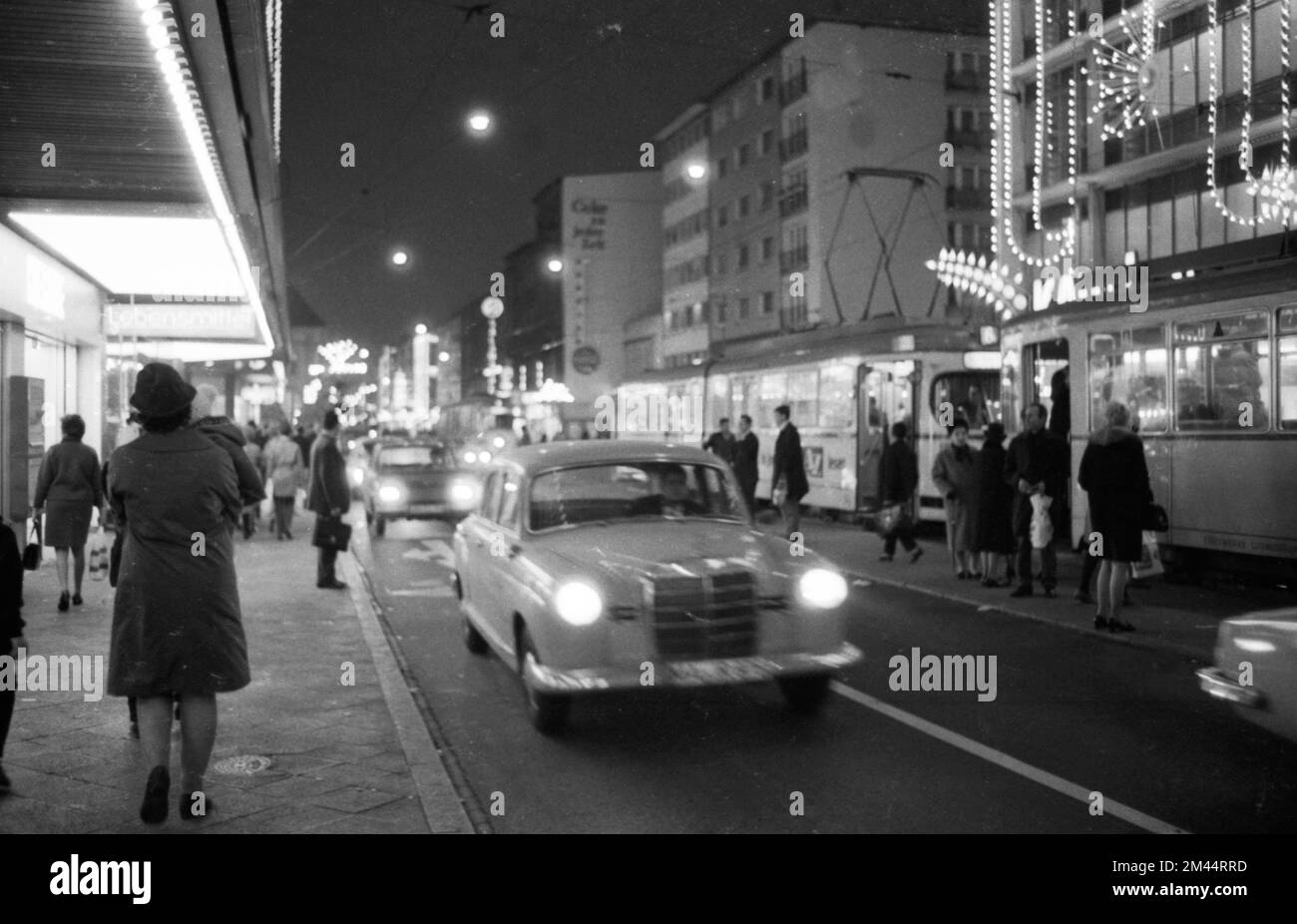 Le travail d'une femme au foyer et d'une mère magasiner pour les courses au supermarché et Aldi, ici sur 2. 4. 1965 dans la ville de Bochum, en Allemagne, dans la Ruhr Banque D'Images