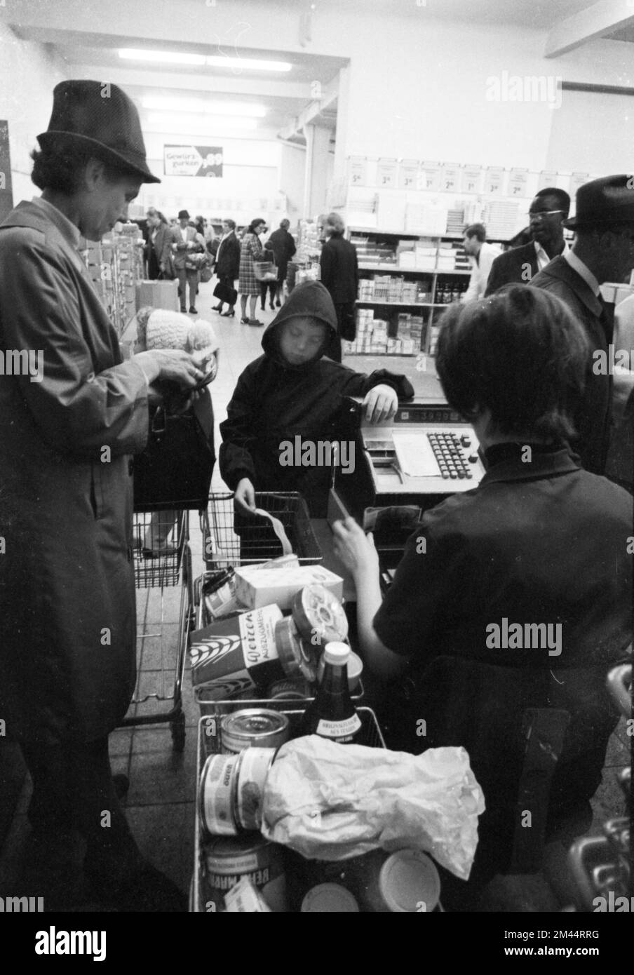 Le travail d'une femme au foyer et d'une mère magasiner pour les courses au supermarché et Aldi, ici sur 2. 4. 1965 dans la ville de Bochum, en Allemagne, dans la Ruhr Banque D'Images