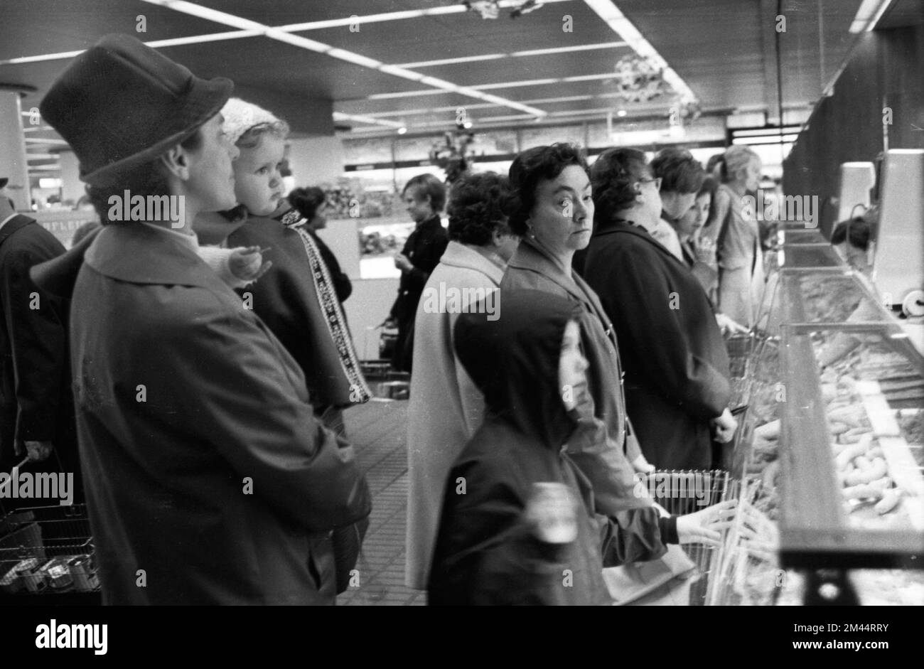 Le travail d'une femme au foyer et d'une mère magasiner pour les courses au supermarché et Aldi, ici sur 2. 4. 1965 dans la ville de Bochum, en Allemagne, dans la Ruhr Banque D'Images