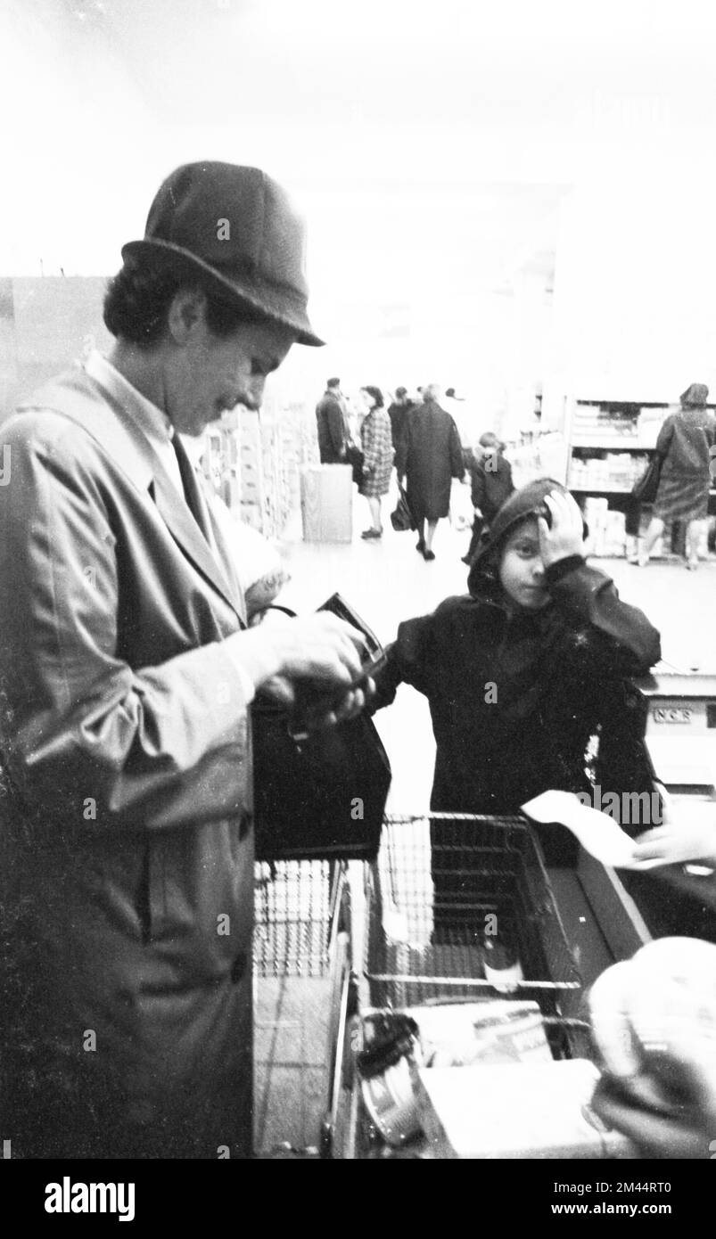 Le travail d'une femme au foyer et d'une mère magasiner pour les courses au supermarché et Aldi, ici sur 2. 4. 1965 dans la ville de Bochum, en Allemagne, dans la Ruhr Banque D'Images
