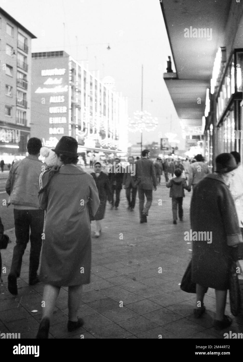 Le travail d'une femme au foyer et d'une mère magasiner pour les courses au supermarché et Aldi, ici sur 2. 4. 1965 dans la ville de Bochum, en Allemagne, dans la Ruhr Banque D'Images