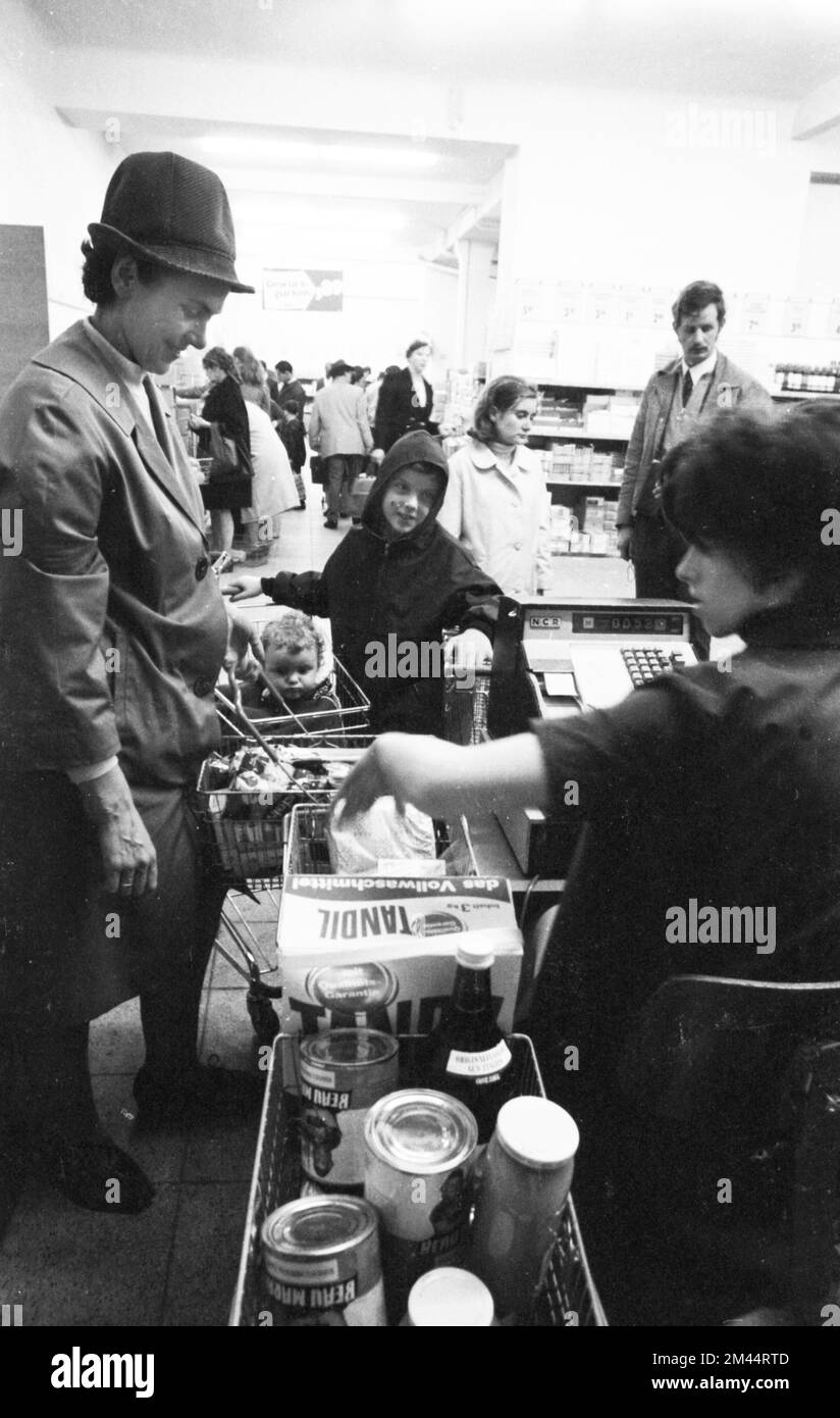 Le travail d'une femme au foyer et d'une mère magasiner pour les courses au supermarché et Aldi, ici sur 2. 4. 1965 dans la ville de Bochum, en Allemagne, dans la Ruhr Banque D'Images
