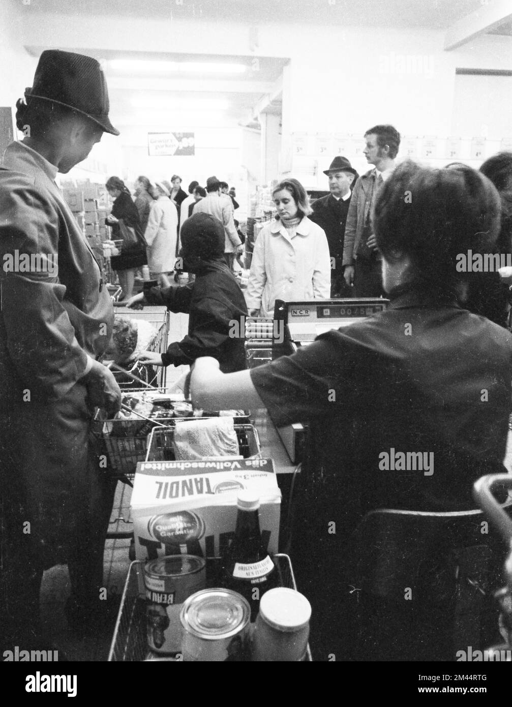 Le travail d'une femme au foyer et d'une mère magasiner pour les courses au supermarché et Aldi, ici sur 2. 4. 1965 dans la ville de Bochum, en Allemagne, dans la Ruhr Banque D'Images