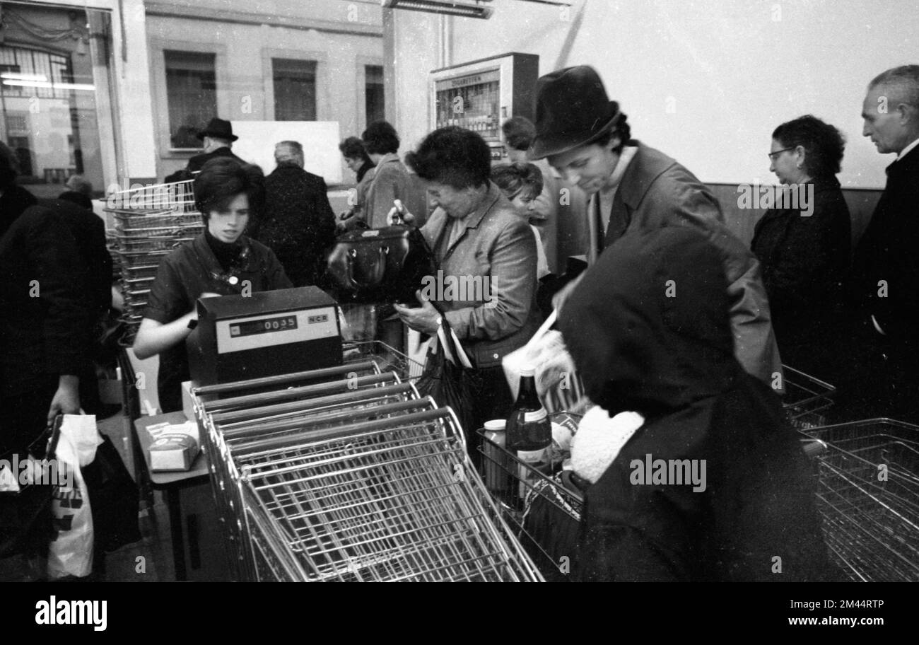 Le travail d'une femme au foyer et d'une mère magasiner pour les courses au supermarché et Aldi, ici sur 2. 4. 1965 dans la ville de Bochum, en Allemagne, dans la Ruhr Banque D'Images