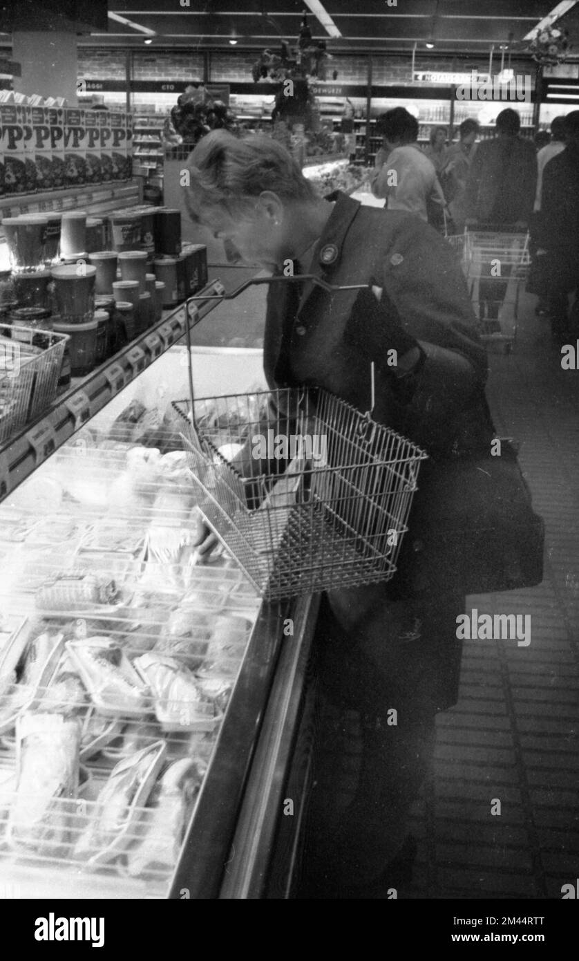 Le travail d'une femme au foyer et d'une mère magasiner pour les courses au supermarché et Aldi, ici sur 2. 4. 1965 dans la ville de Bochum, en Allemagne, dans la Ruhr Banque D'Images