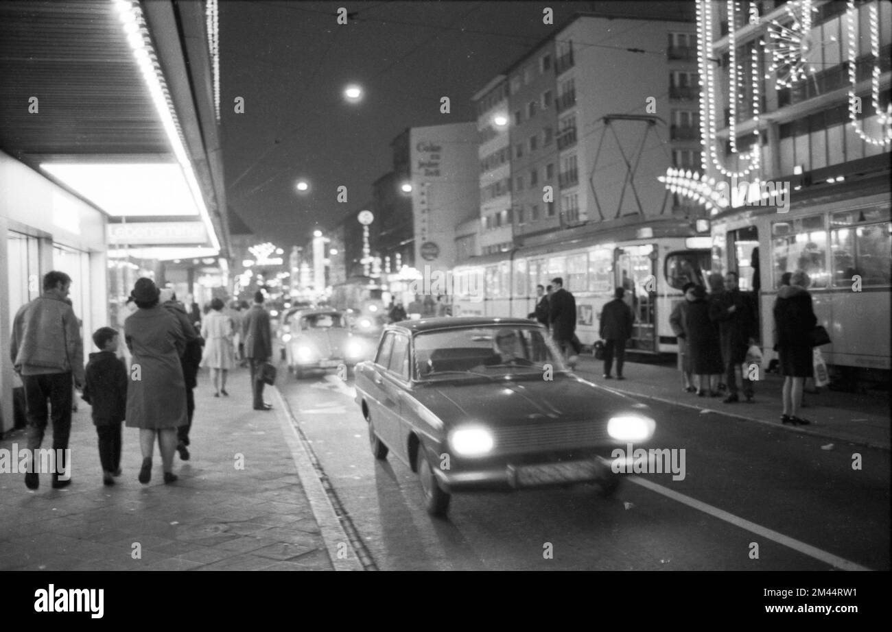 Le travail d'une femme au foyer et d'une mère magasiner pour les courses au supermarché et Aldi, ici sur 2. 4. 1965 dans la ville de Bochum, en Allemagne, dans la Ruhr Banque D'Images