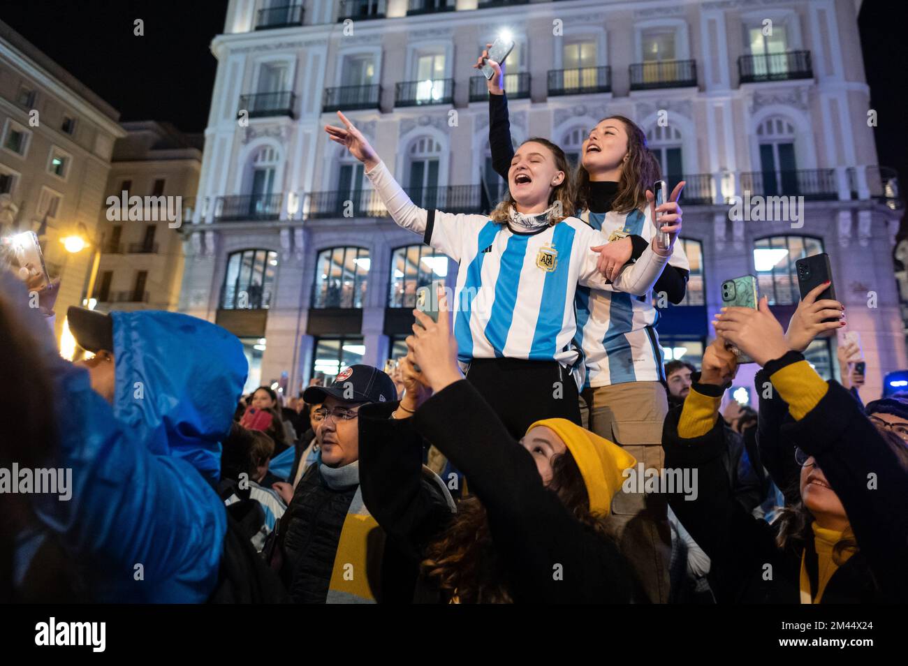 Madrid, Espagne. 18th décembre 2022. Fans argentins célébrant la victoire de l'Argentine contre la France sur la place sol. L'Argentine a remporté la coupe du monde de la FIFA, le Qatar 2022, battant la France pour un match qui s'est terminé par un tirage au sort de 3-3, remportant le titre du championnat après pénalités (4-2). Credit: Marcos del Mazo/Alay Live News Banque D'Images