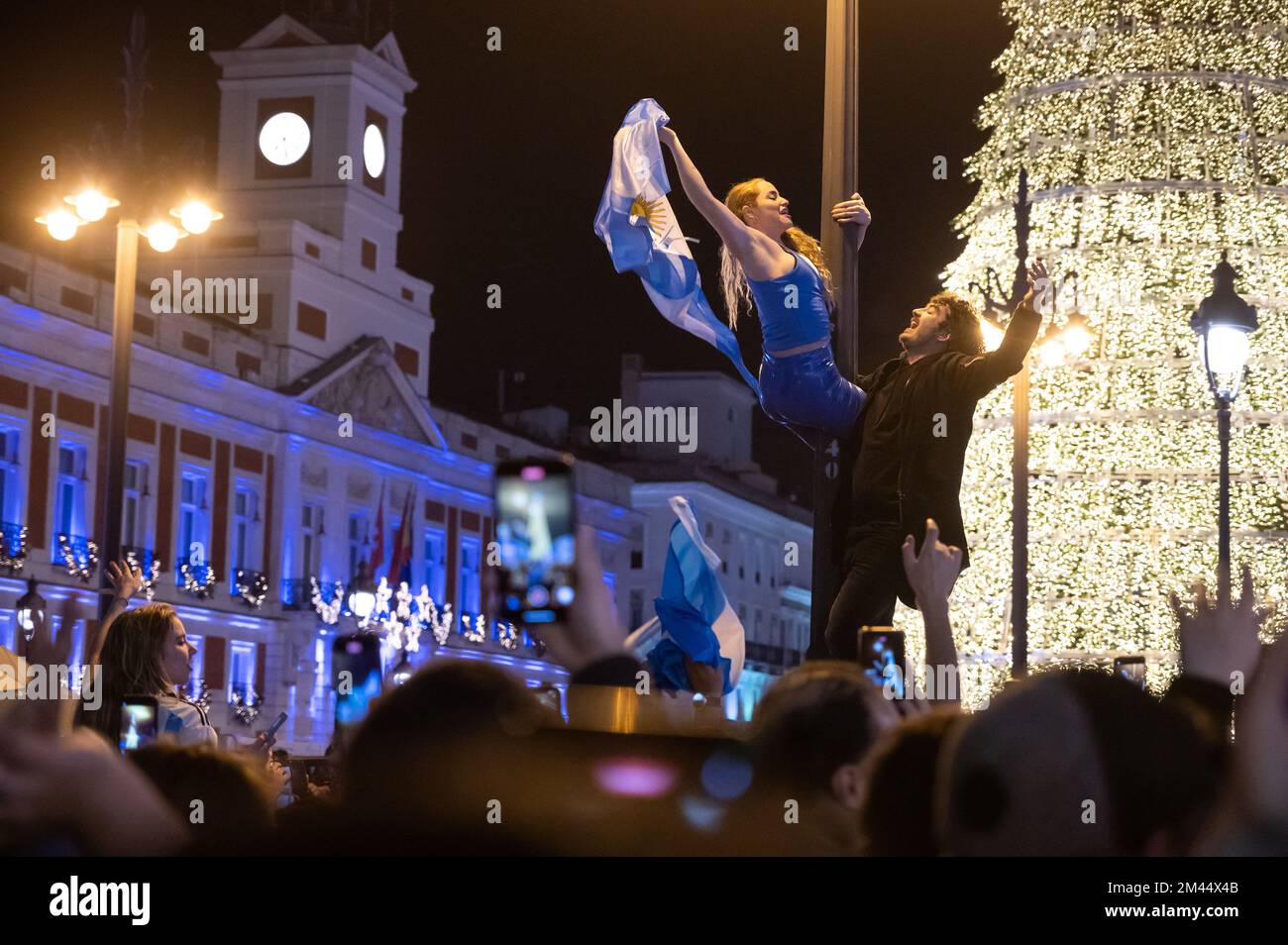 Madrid, Espagne. 18th décembre 2022. Fans argentins célébrant la victoire de l'Argentine contre la France sur la place sol. L'Argentine a remporté la coupe du monde de la FIFA, le Qatar 2022, battant la France pour un match qui s'est terminé par un tirage au sort de 3-3, remportant le titre du championnat après pénalités (4-2). Credit: Marcos del Mazo/Alay Live News Banque D'Images
