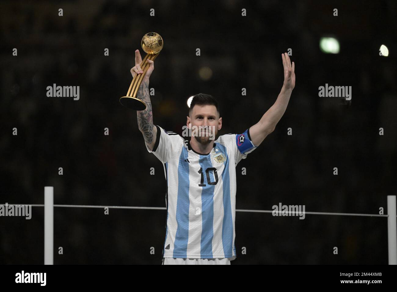 Argentine contre France, coupe du monde de la FIFA 2022, finale, football, stade Lusail, Qatar 18 déc 2022 Lionel Messi d'Argentine avec trophée coupe du monde Banque D'Images