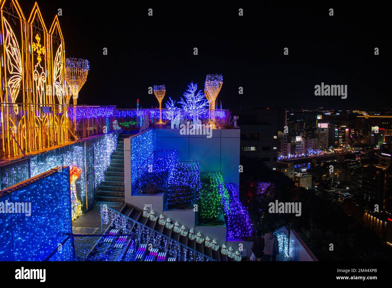 Fukuoka, Japon, novembre 2022. Illuminations de Noël au sommet du bâtiment Atros au-dessus du centre-ville la nuit. Banque D'Images