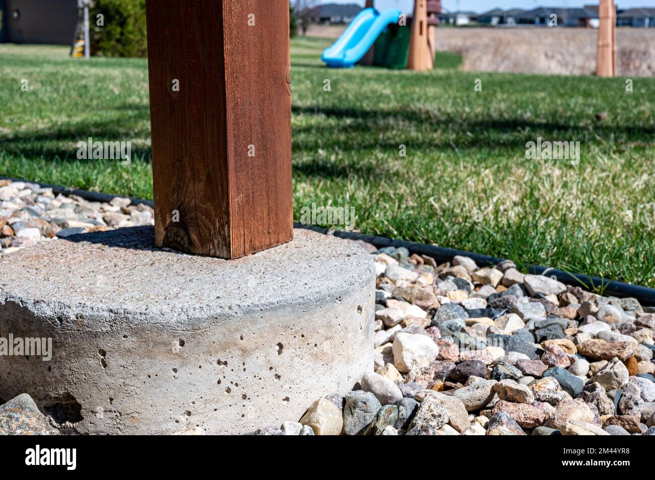 Support de pont en bois indépendant sur une semelle en tube de béton Banque D'Images