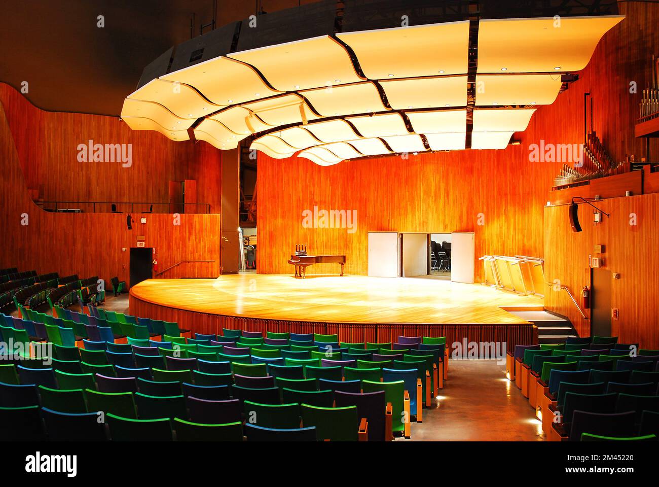 L'intérieur de l'auditorium Kresge, sur le campus de l'Institut de technologie du Massachusetts avec une scène arrondie, présente un design moderne Banque D'Images