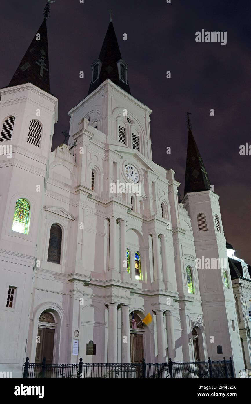 La cathédrale St Louis, dans le quartier français de la Nouvelle-Orléans, est une église illuminée contre le ciel nocturne Banque D'Images