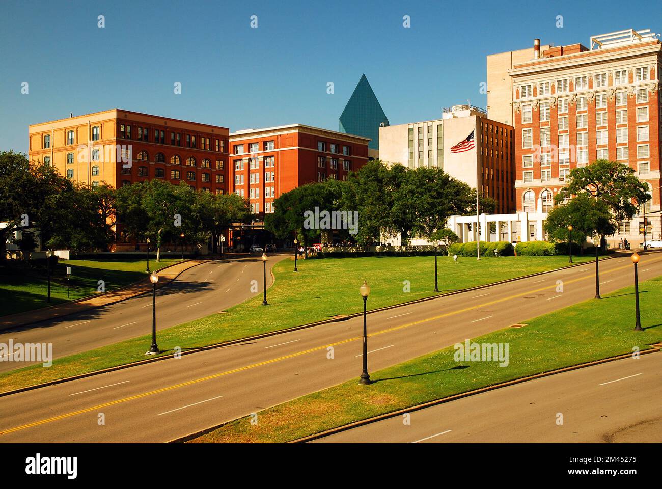 Dealey Plaza, vue de l'assassinat de Kennedy, est un endroit infâme entouré par la ligne d'horizon de Dallas Texas Banque D'Images