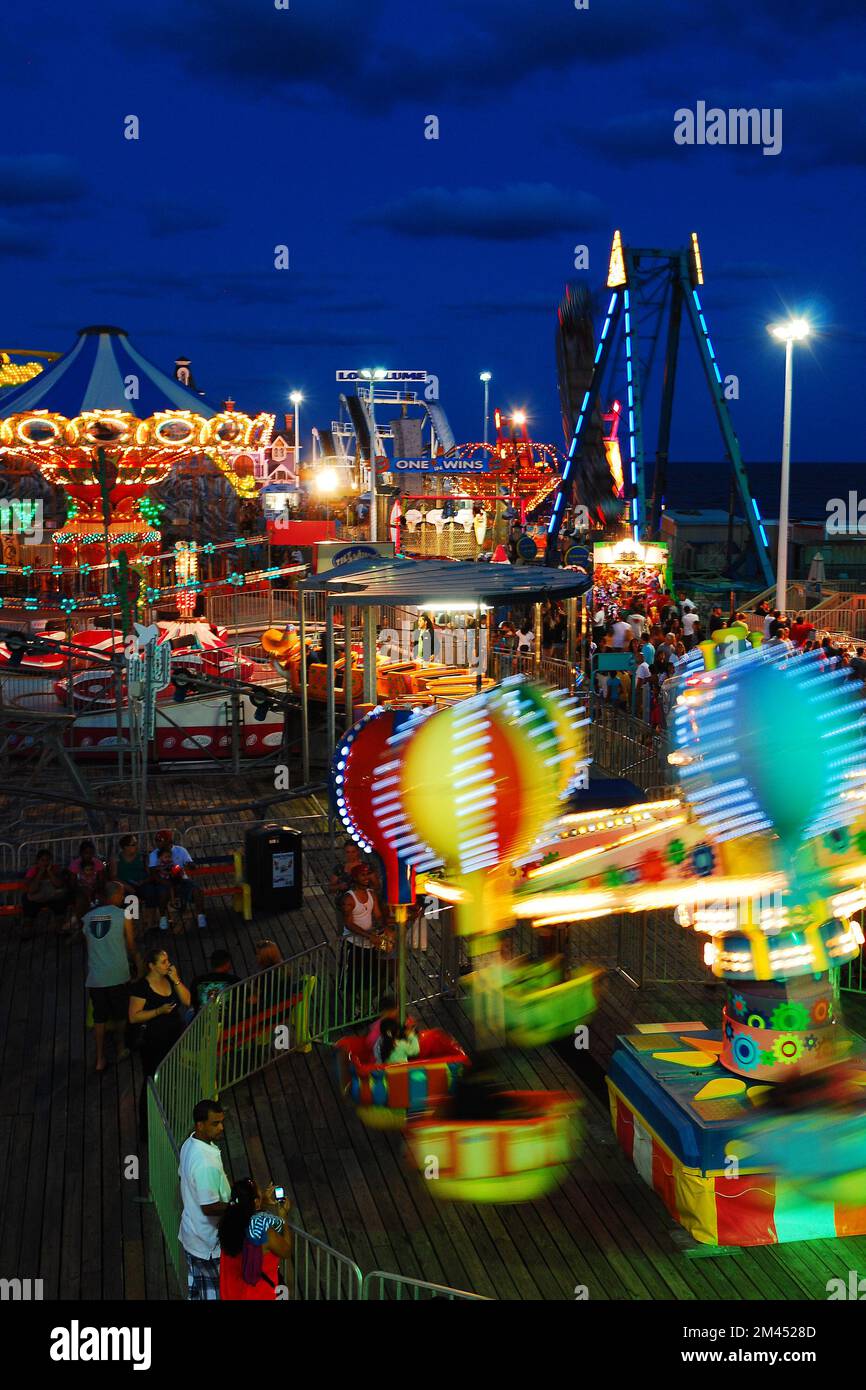Les lumières de Casino Pier à Seaside Heights sur la côte de Jersey brillent dans la nuit d'été. La jetée a été détruite par l'ouragan Sandy et reconstruite Banque D'Images
