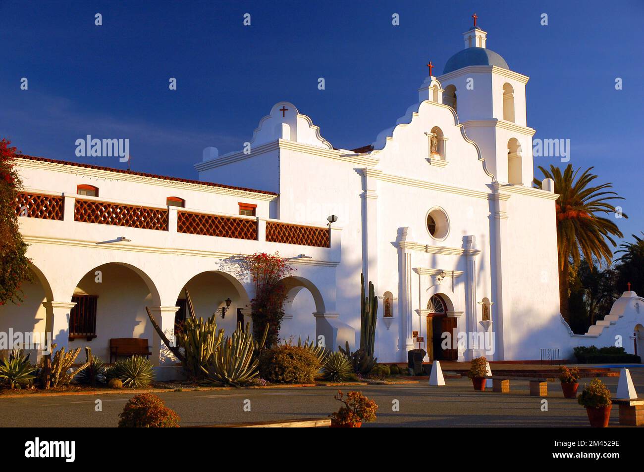 La Mission San Luis Rey de Francia, l'une des nombreuses églises espagnoles et des centres catholiques, brille dans la lumière du soleil de Californie à Oceanside Banque D'Images