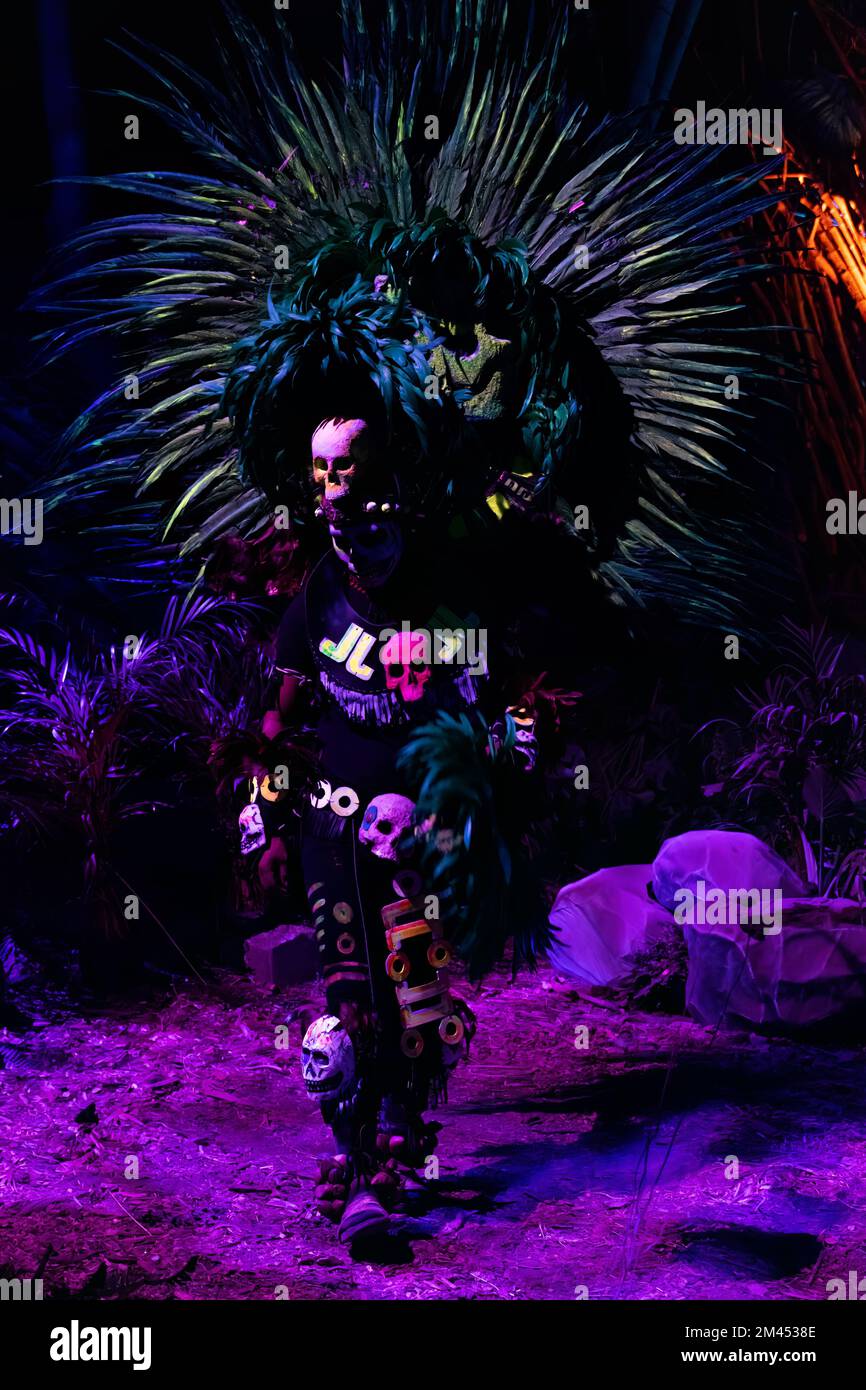 costume de néon prehispanique pour le jour des vacances mexicaines mortes Banque D'Images
