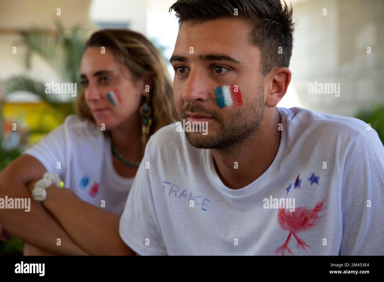 Les supporters de l'équipe nationale de France regardant une émission en direct de la finale de la coupe du monde entre l'Argentine et la France au restaurant Querreke à Merida, Yucatan, Mexique, sur 18 décembre 2022. Photographie de Bénédicte Desrus Banque D'Images