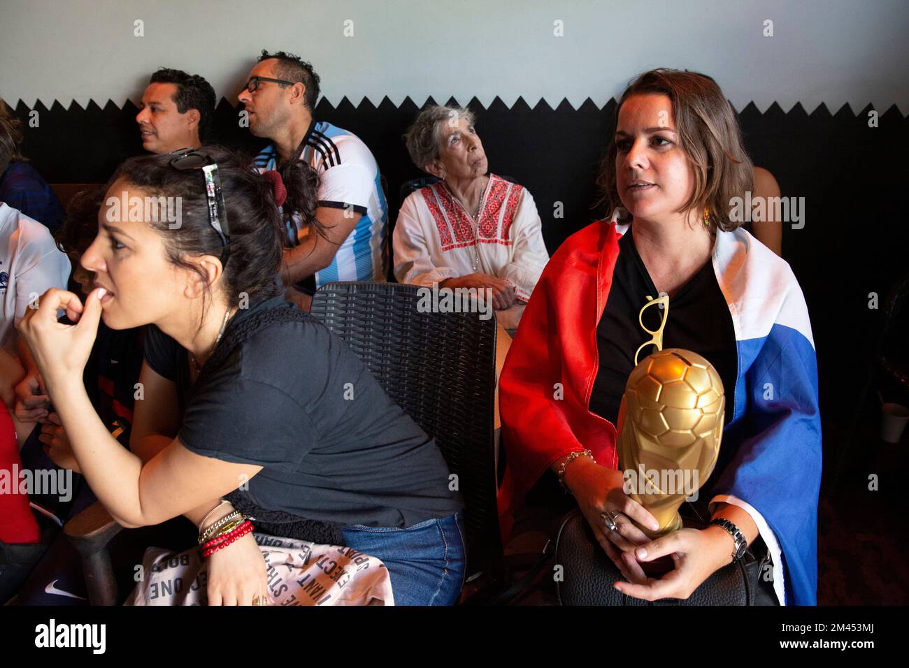 Les gens regardent une émission en direct de la finale de la coupe du monde entre l'Argentine et la France au restaurant Querreke à Merida, Yucatan, Mexique sur 18 décembre 2022. Photographie de Bénédicte Desrus Banque D'Images