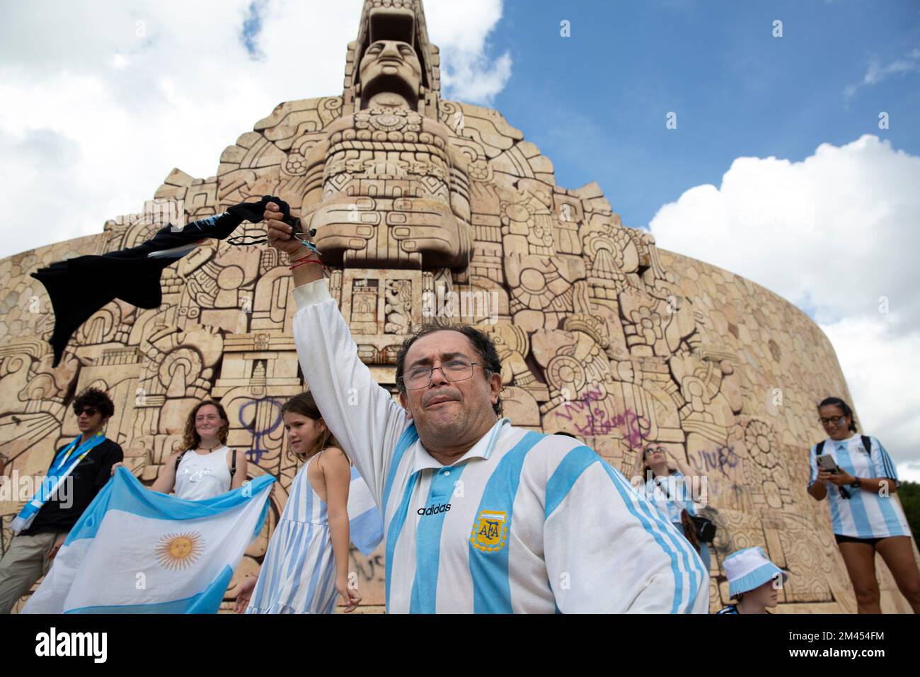 Les fans de football argentins célèbrent la victoire de leurs équipes en coupe du monde sur la France au Monument de la Patrie (Monumento a la Patria) à Merida, Yucatan, Mexique sur 18 décembre 2022. Photographie de Bénédicte Desrus Banque D'Images