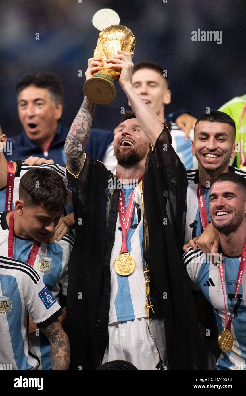 Fifa 2022 Lionel Messi embrasse le trophée de la Coupe du monde 4K