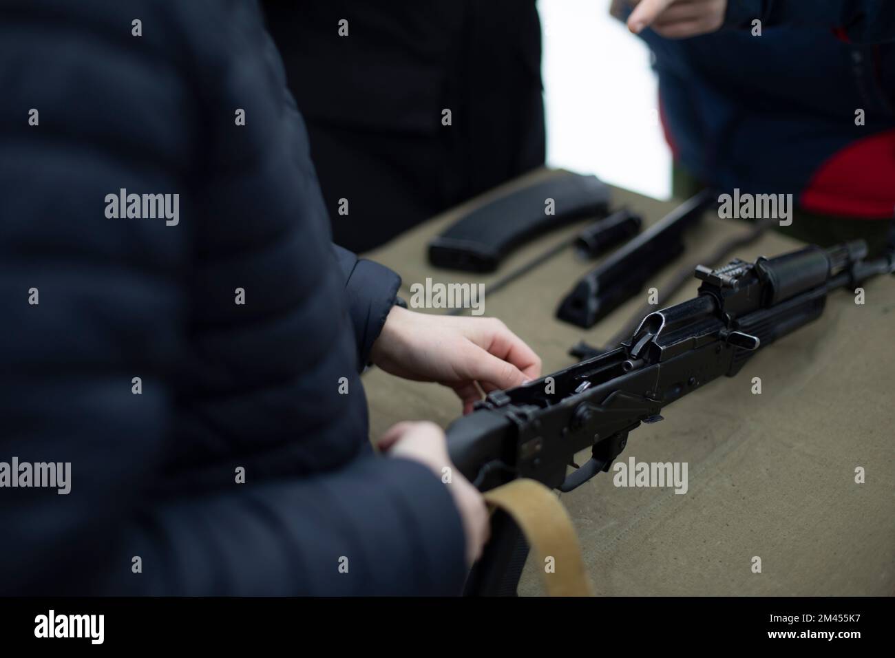 Entraînement de tir. Démantèlement des armes d'entraînement. Formation de volontaires en Russie. Assemblage des armes à feu. Détails de la formation. Banque D'Images