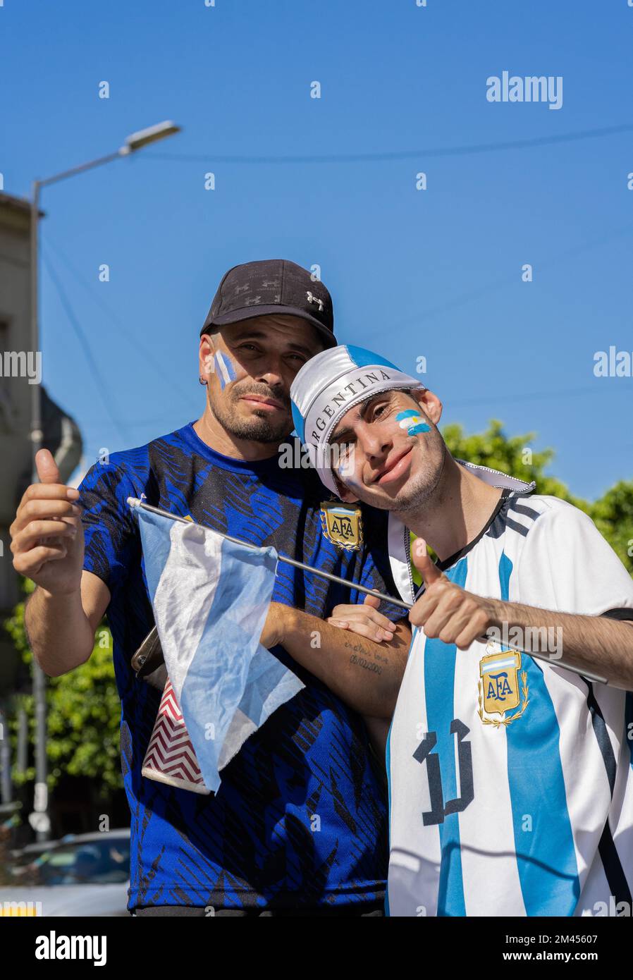 La Plata, Buenos Aires, Argentine - 18 décembre 2022 : les fans célèbrent l'Argentine qui a remporté la coupe du monde de la FIFA 2022 au Qatar. Banque D'Images