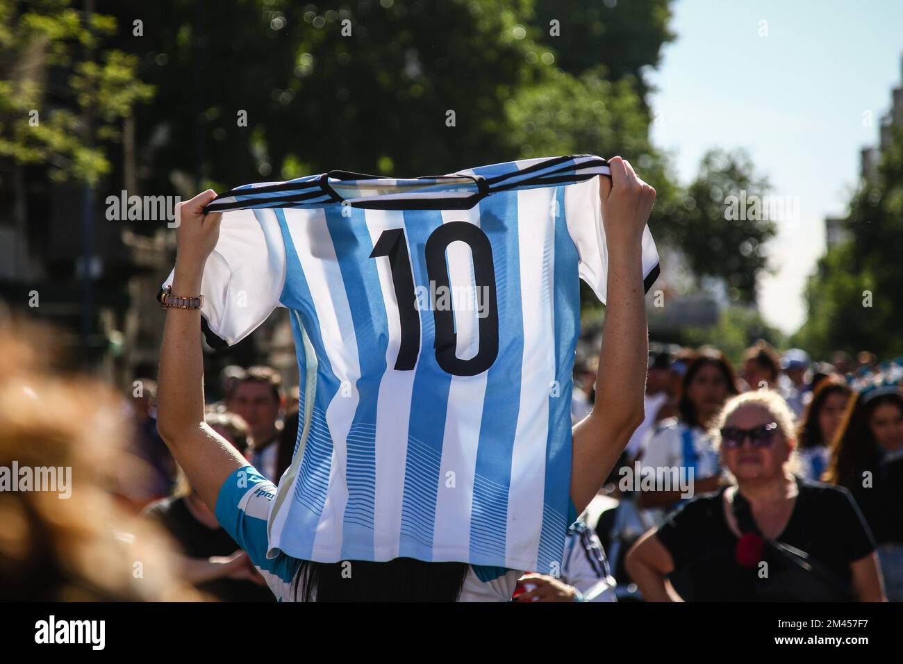 Un fan de football avec un maillot Lionel Messi célèbre le championnat de  l'Argentine lors de la coupe du monde Qatar 2022. (Photo de Roberto Tuero /  SOPA Images / Sipa USA